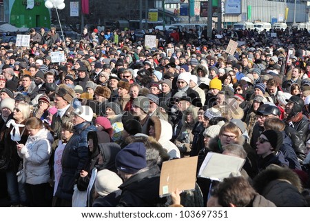 MOSCOW, RUSSIA, MARCH 10 - The active citizens stay on the avenue during the meeting \