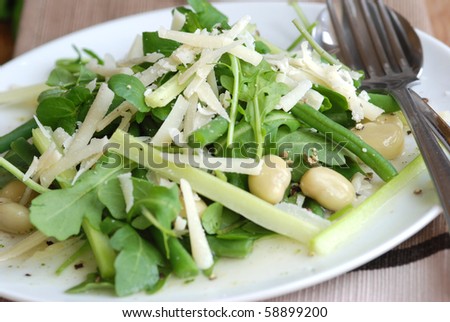 Fresh salad with broad beans, green beans and cheese