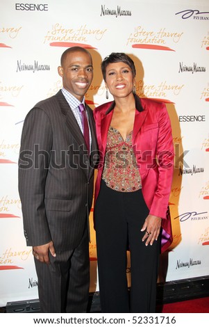 NEW YORK - MAY 3: Author/TV personality Dr. Ian Smith and TV host Robin Roberts attend the New York Gala benefiting the Steve Harvey Foundation at Cipriani Wall Street on May 3, 2010 in New York City.