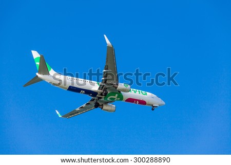 FARO,PORTUGAL-MAY 09: A Transavia Boeing 737 approaching to the Faro International Airport, May 09, 2015 in Faro, Portugal.