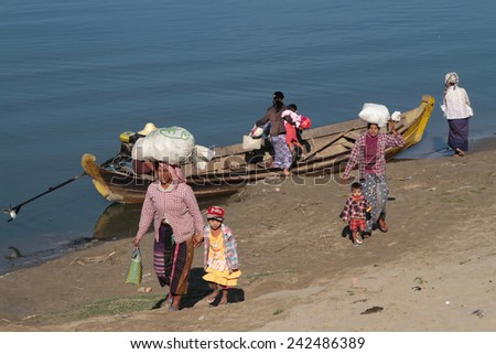 BAGAN, MYANMAR, December 10, 2014 : Traders transport foods and products to the market through Irrawaddy river. The river is just few kilometers away from old Bagan, a popular tourist attraction.