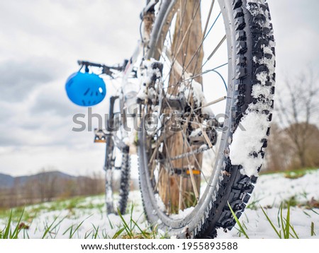 Rear wheel of mountain bike with rough design tire for winter biking in snow. Close up view. Imagine de stoc © 
