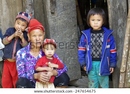 SAPA, VIETNAM - OCT 25: Unidentified woman from the Red Dao Ethnic Minority People with her children on October 25, 2014 in Sapa, Vietnam. Red Dao Minority are the 9th largest ethnic group in Vietnam