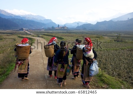SAPA, VIETNAM -NOV 22: Unidentified women from the Red Dao Ethnic Minority People on November 22, 2010 in Sapa, Vietnam.  Red Dao Minority are the 9th largest ethnic group in Vietnam