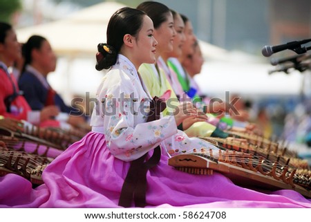 SHANGHAI - AUGUST 5: Korean Julsori Chorus perform on stage at Shanghai World Expo 2010 on August 5, 2010 in Shanghai, China