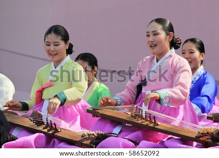 SHANGHAI - AUG 5: Korean Julsori Chorus perform on stage at Shanghai World Expo 2010 on August 5, 2010 in Shanghai, China