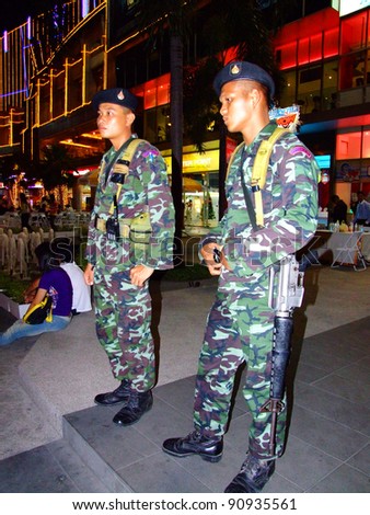 BANGKOK - SEPTEMBER 26: Thai soldiers standing guard outside a shopping mall in Sapan Kwai. They\'re there because of the military take over of the Minister Thaksin Shinawatra on September 26, 2006.