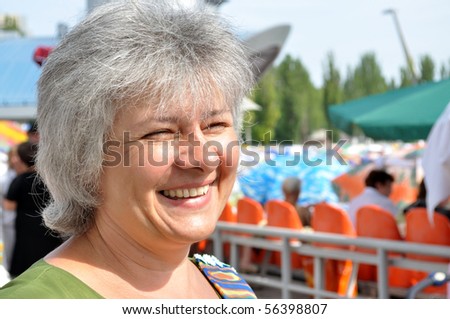 Portrait of an elderly woman, his eyes set forward,smiling