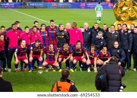 BARCELONA - JANUARY 12: Leo Messi and all the team offering the Gold Ball Award to the soccer supporters of Football Club Barcelona. January 12, 2011 in Nou Camp stadium, Barcelona (Spain).