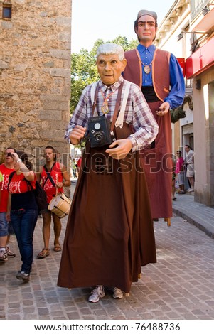 BARCELONA - SEPTEMBER 12: La Verema Wine Festival, a traditional party of Alella, with a traditional parade of Giants and Big heads, on September 12, 2010 in Alella (Spain).