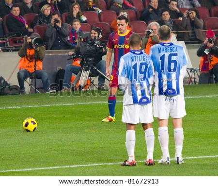 BARCELONA - JANUARY 16: Xavi Hernandez (6) of Barcelona shooting a free kick during Spanish League match between FC Barcelona and Malaga, 4 - 1. January 16, 2011 in Camp Nou stadium, Barcelona, Spain.