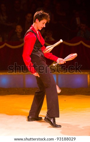 BARCELONA - APRIL 1: Juggler perform during the spectacle Somnis (Dreams) of the circus Italiano on April 1, 2011, in Santa Coloma de Gramanet in Barcelona, Spain.