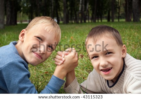 brothers fight on his hands on the grass