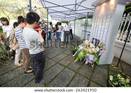 SINGAPORE-MARCH 23 : Visitors paying last respect to the late ex prime minister of Singapore, Mr Lee Kuan Yew. Mr Lee died due to ill health, Mar 23, 2015, Singapore