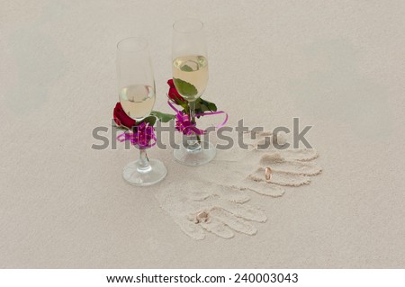 Photo two glasses of wine and two gold wedding rings