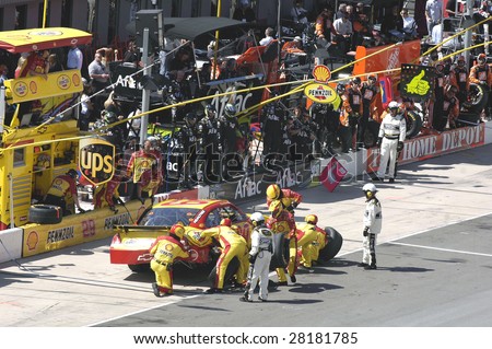 BRISTOL, TN - MARCH 22: Kevin Harvick makes a pit stop with the Pennzoil Chevrolet during the Food City 500 Nascar race at the Bristol Motor Speedway March 22, 2009 in Bristol. Harvick finished 30th.