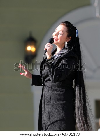 OCALA, FL - JANUARY 2: Country music star Crystal Gayle performs on stage at Silver Springs on January 2, 2010 in Ocala, Florida.