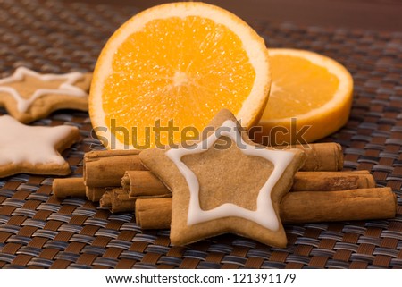 Gingerbread cookies with orange and cinnamon sticks