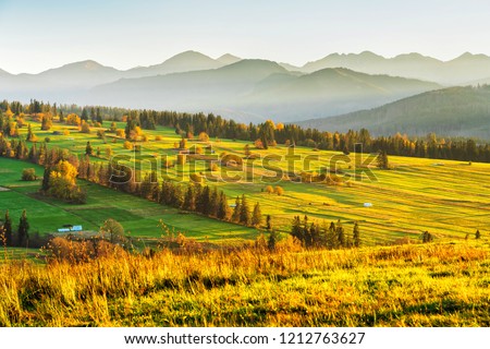 The High Tatras Mountains (Vysoke Tatry, Tatry Wysokie, Magas-Tatra), are a mountain range along the border of Slovakia in the Presov Region, and southern Poland in the Lesser Poland Voivodeship. Foto stock © 