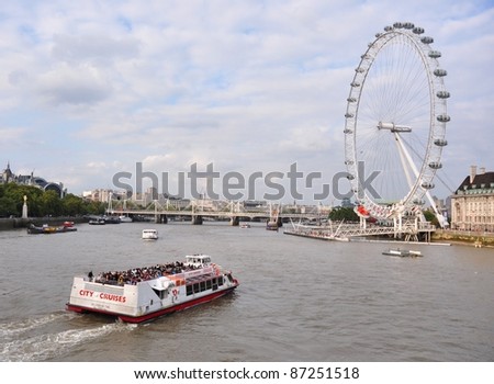 LONDON – SEPTEMBER 24: A City Cruises tour boat sails on the Thames River on September 24, 2011 in London, England.  Thames is the longest river in England with 346 km long.