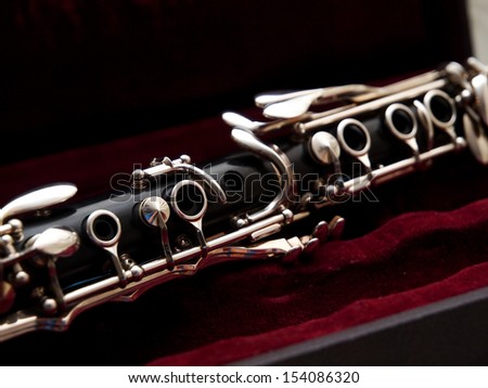 Clarinet laying across a case.