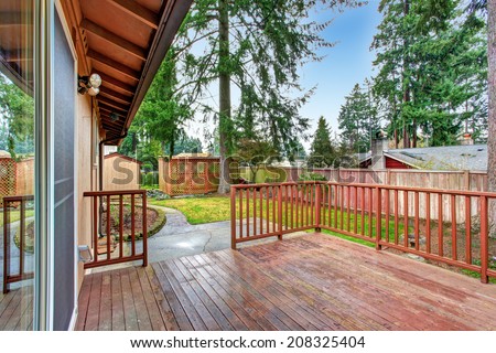 House with walkout deck overlooking backyard area