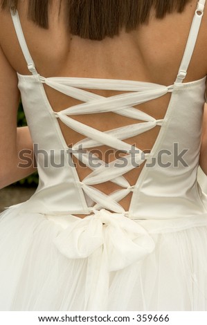 back of a bride\'s white wedding dress