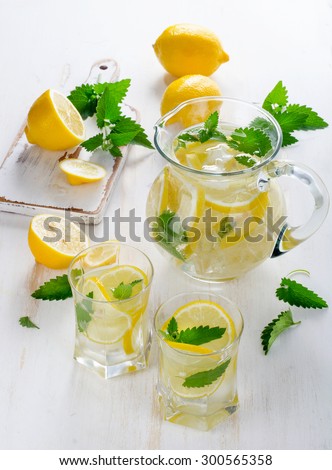 Lemon water with fresh lemons, ice and mint.