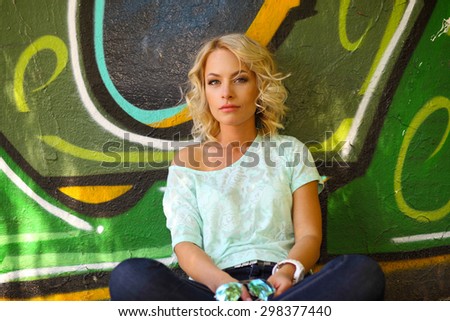 Closeup fashion summer portrait of pretty young sensual woman in sunglasses posing on the background of graffiti. Fashion photo of sexy beautiful Girl. Outdoors lifestyle portrait