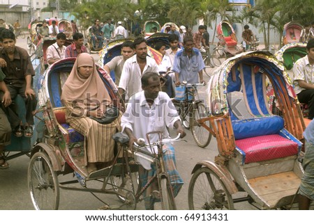 DHAKA, BANGLADESH, SEPTEMBER 17, unidentified people in the rush hour with rickshaws and bycicles on September 17, 2007 in Dhaka, Bangladesh