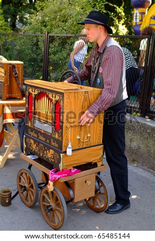 VIENNA, AUSTRIA - SEPTEMBER 2: unidentified musician with his barrel organ (hurdy gurdy)  in the yearly meeting for organ grinders in the Bohemian Prater on September 02, 2006 in Vienna, Austria