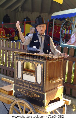 VIENNA, AUSTRIA - SEPTEMBER 02: unidentified man with his barrel organ  in the yearly meeting for organ grinders in the Bohemian Prater on September 02, 2006 in Vienna, Austria