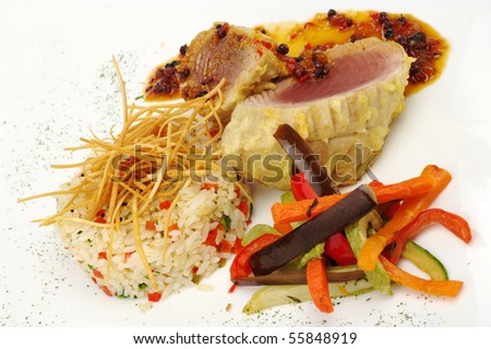 Main dish: Raw tuna fish with pepper gravy, rice with wan-tan chips and vegetables (Selective Focus)