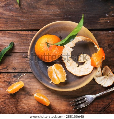 Similar – Foto Bild Orangefarbene Mandarinen in Keramik-Ornamentschale auf Holztisch