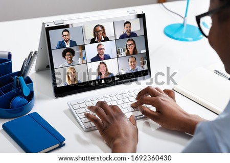 Similar – Foto Bild Geschäftsfrau mit Business-Videoanruf auf Laptop im Büro. Reife, vielbeschäftigte Frau, die aus der Ferne vom Büro aus arbeitet. Weiblicher Manager mit digitalen Geräten. Fernkommunikation. Videoanruf. Fernarbeit