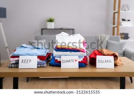 Declutter Clothes Wardrobe. Keep And Donate Fashion Foto stock © 