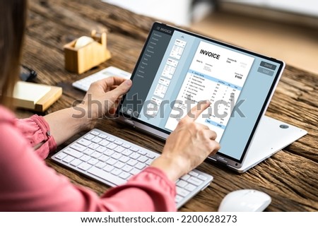 Online Digital E Invoice Statement On Laptop Foto stock © 
