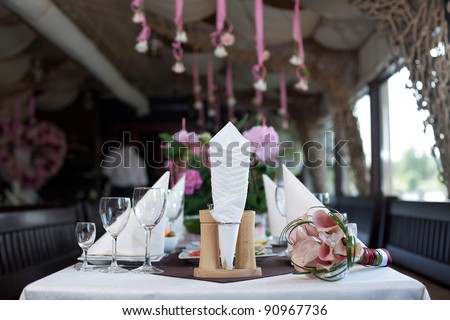 At the banquet table is svadebn?y bouquet. The restaurant welcomes guests to the celebration