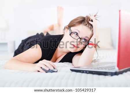 Woman with laptop: Common, work faster!