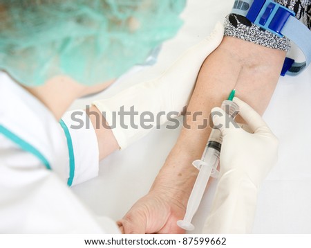 The nurse pricks injection syringe in hand.