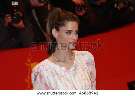 BERLIN - FEBRUARY 16: Actress Amanda Peet attends the \'Please Give\' Premiere during day six of the 60th Berlin  Film Festival at the Berlinale Palast on February 16, 2010 in Berlin, Germany
