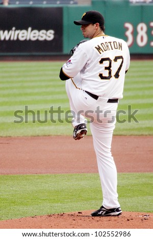 PITTSBURGH - SEPTEMBER 24 :Charlie Morton of the Pittsburgh Pirates fires a pitch against the Cincinnati Reds on September 24, 2009 in Pittsburgh, PA.