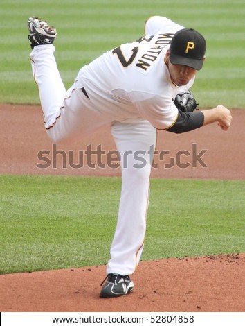 PITTSBURGH - SEPTEMBER 24 : Charlie Morton of Pittsburgh Pirates follows through on a pitch against Cincinnati Reds on September 24, 2009 in Pittsburgh, PA.