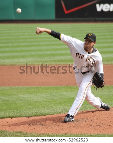 PITTSBURGH - SEPTEMBER 24 : Charlie Morton of Pittsburgh Pirates grimaces as he throws a pitch against Cincinnati Reds on September 24, 2009 in Pittsburgh, PA.