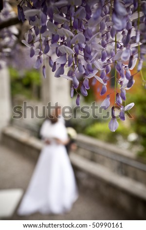 Wedding moments Violet flowers with a couple of adults just married, out o focus in the background