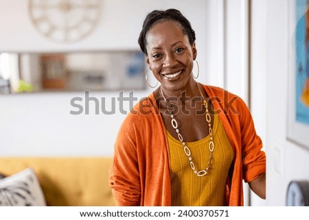 Foto Bild Selbstbewusste ethnische Frau in dunklem Studio