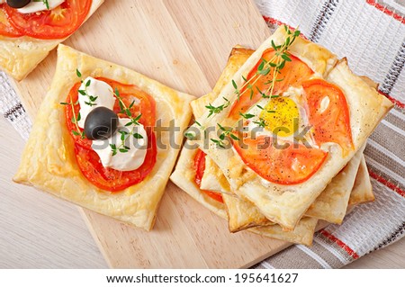 Mini puffs with tomatoes, cheese and egg