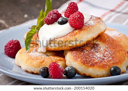 Cheesecakes with sour cream decorated with berries