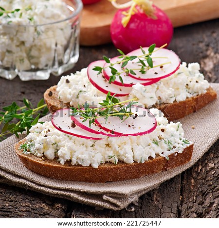 Sandwich with cottage cheese, radish, black pepper and thyme