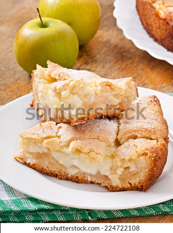 Apple pie with custard